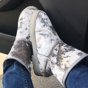 Ugg style fleece lined shortie boots.Silver velour